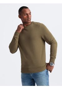 Ombre Clothing - Męska nierozpinana dresowa bluza BASIC – oliwkowa V2. Okazja: na co dzień. Kolor: oliwkowy. Materiał: dresówka. Wzór: gładki. Styl: klasyczny, casual #4