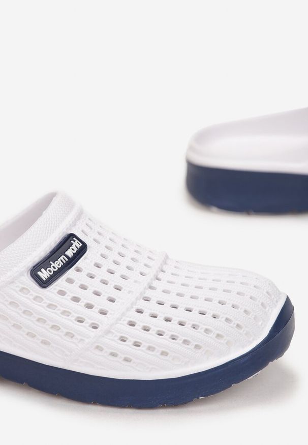 Born2be - Biało-Granatowe Klapki Iphiope. Okazja: na plażę, na co dzień, na spacer. Kolor: biały. Materiał: guma, jeans. Wzór: ażurowy. Sezon: lato. Obcas: na płaskiej podeszwie. Styl: klasyczny, casual