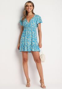 Born2be - Niebieska Rozkloszowana Bawełniana Sukienka z Gumką w Talii i Falbanami Nelsea. Okazja: na co dzień, na randkę. Typ kołnierza: dekolt w kształcie V. Kolor: niebieski. Materiał: bawełna. Długość rękawa: krótki rękaw. Typ sukienki: rozkloszowane. Styl: casual, wizytowy #6