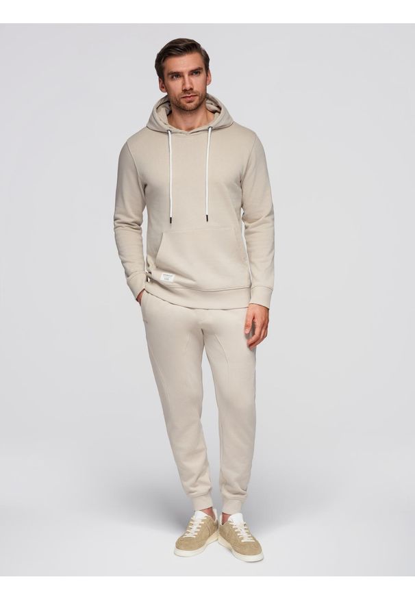 Ombre Clothing - Męski bawełniany komplet dresowy bluza kangurka + spodnie joggery - jasnobeżowy V1 - Rozmiar: L. Okazja: na co dzień. Kolor: beżowy. Materiał: bawełna, dresówka. Wzór: aplikacja. Styl: casual, klasyczny, sportowy