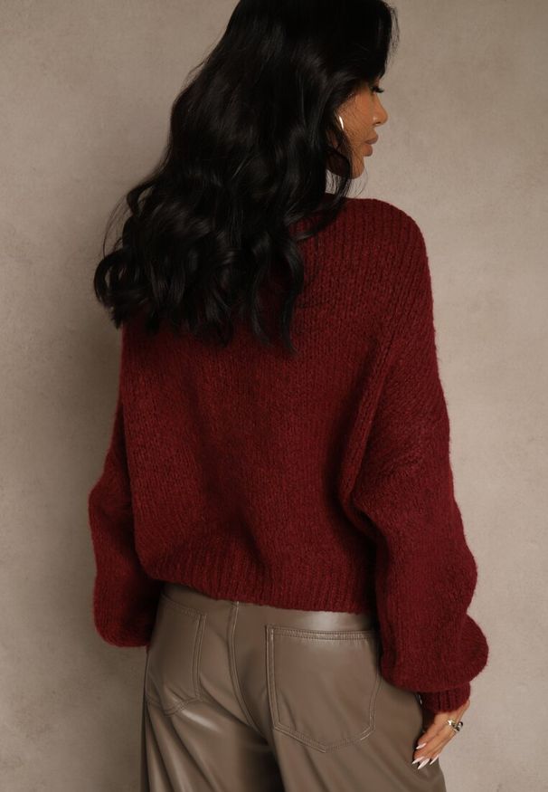 Renee - Bordowy Oversizowy Sweter z Dodatkiem Wełny Zdobiony Węzłem Lawedana. Kolor: czerwony. Materiał: wełna. Wzór: aplikacja