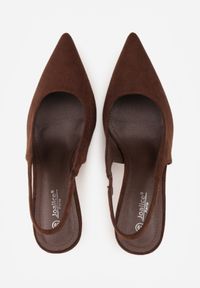 Born2be - Brązowe Sandały Slingback z Imitacji Zamszu na Szpilce z Noskiem w Szpic Delanoe. Okazja: na wesele, na imprezę, na co dzień, na ślub cywilny. Nosek buta: szpiczasty. Zapięcie: bez zapięcia. Kolor: brązowy. Materiał: zamsz. Obcas: na szpilce. Styl: casual, klasyczny, elegancki #7