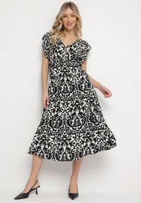 Born2be - Czarna Bawełniana Sukienka Rozkloszowana z Falbankami w Ornamentalny Wzór Zaliette. Okazja: na co dzień. Typ kołnierza: kołnierz z falbankami. Kolor: czarny. Materiał: bawełna. Długość rękawa: krótki rękaw. Styl: casual, elegancki #1