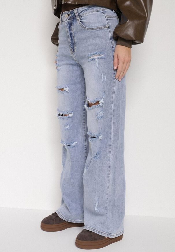 Born2be - Niebieskie Szerokie Jeansy z Wysokim Stanem Zdobione Przetarciami i Dziurami Brizeth. Okazja: na co dzień. Stan: podwyższony. Kolor: niebieski. Wzór: aplikacja. Styl: casual