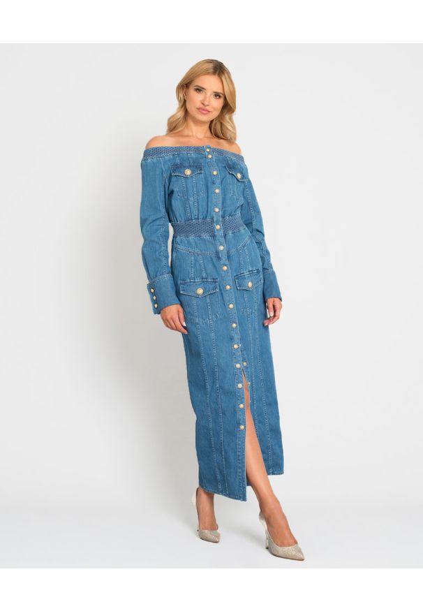 Balmain - BALMAIN - Jeansowa sukienka maxi. Kolor: niebieski. Materiał: jeans. Długość rękawa: długi rękaw. Typ sukienki: z odkrytymi ramionami. Długość: maxi