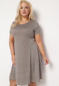 Born2be - Zielono-Beżowa Rozkloszowana Sukienka Mini z Elastycznej Wiskozy Annamarie. Kolor: zielony. Materiał: wiskoza. Długość: mini #1