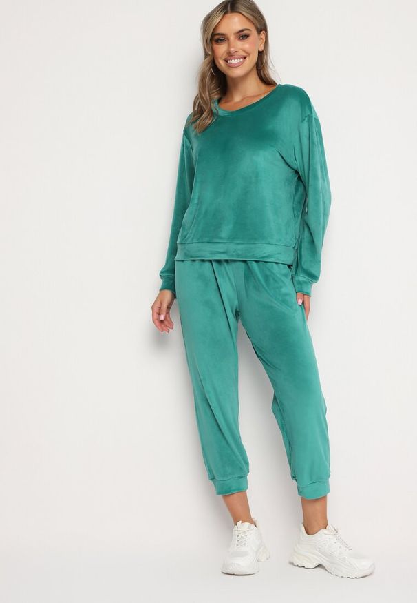 Born2be - Zielony Welurowy Komplet Dresowy Bluza z Trójkątnym Dekoltem i Spodnie z Kieszeniami Onchia. Kolor: zielony. Materiał: dresówka, welur