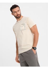 Ombre Clothing - Męski bawełniany t-shirt z printowaną kieszonką – kremowy V2 - Rozmiar: M. Okazja: na co dzień. Kolor: kremowy. Materiał: bawełna. Długość: krótkie. Wzór: aplikacja. Styl: klasyczny, casual