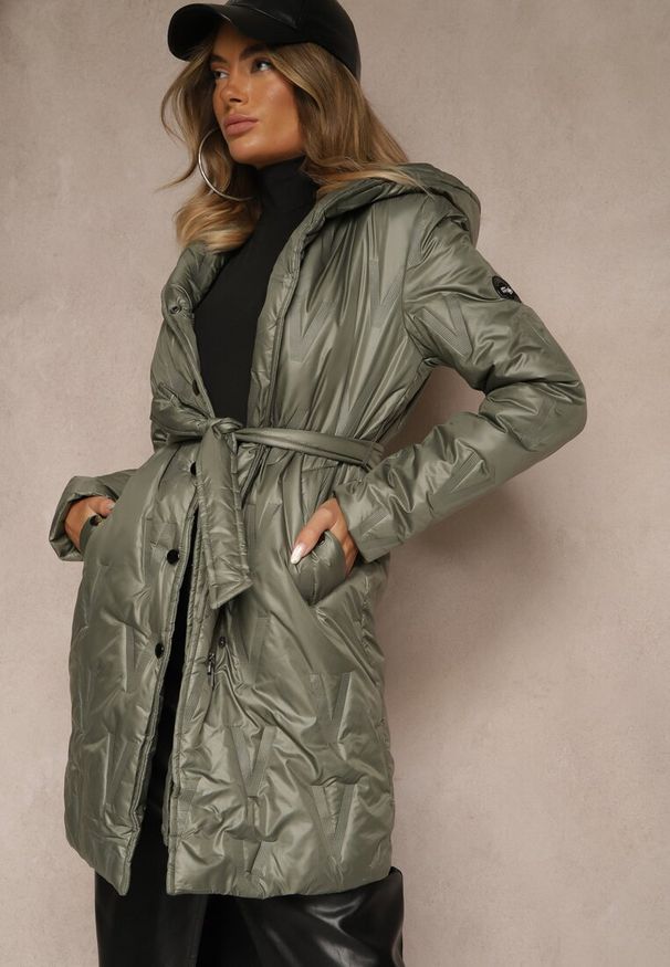 Renee - Zielona Pikowana Kurtka z Kapturem i Wiązanym Paskiem Elladie. Okazja: na co dzień. Typ kołnierza: kaptur. Kolor: zielony. Materiał: jeans, dzianina. Styl: casual
