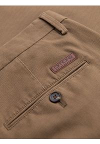 Ombre Clothing - Męskie spodnie chino REGULAR FIT z delikatną strukturą – ciemnobeżowe V2 - Rozmiar: L. Okazja: na co dzień. Kolor: beżowy. Materiał: tkanina, elastan, bawełna. Styl: klasyczny, casual #9
