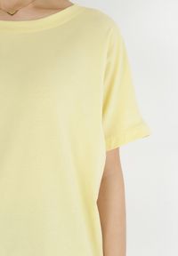 Born2be - Żółty T-shirt Ammi. Kolor: żółty. Materiał: bawełna, elastan, dzianina. Długość rękawa: krótki rękaw. Długość: krótkie