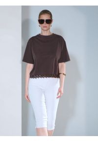 Sinsay - Jeansy capri z paskiem - kremowy. Kolor: kremowy #1