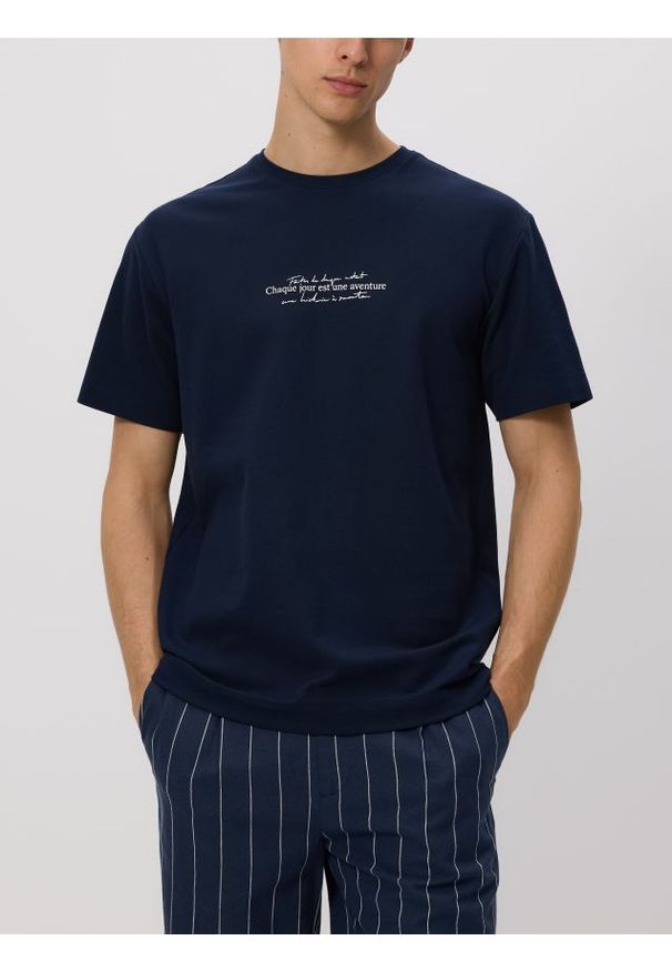 Reserved - T-shirt comfort z nadrukiem - granatowy. Kolor: niebieski. Materiał: bawełna, dzianina. Wzór: nadruk