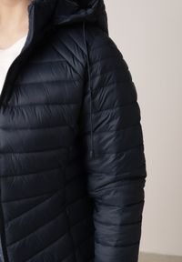 Born2be - Granatowa Klasyczna Kurtka Przejściowa z Pikowaniem i Odpinanym Kapturem Pretiella. Okazja: na spacer, na co dzień. Kolor: niebieski. Materiał: jeans, nylon. Styl: klasyczny #2