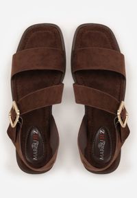 Born2be - Brązowe Płaskie Sandały z Asymetrycznym Paskiem i Dużą Klamrą Zellova. Okazja: na co dzień. Zapięcie: klamry. Kolor: brązowy. Materiał: zamsz, koronka. Styl: casual, elegancki #3