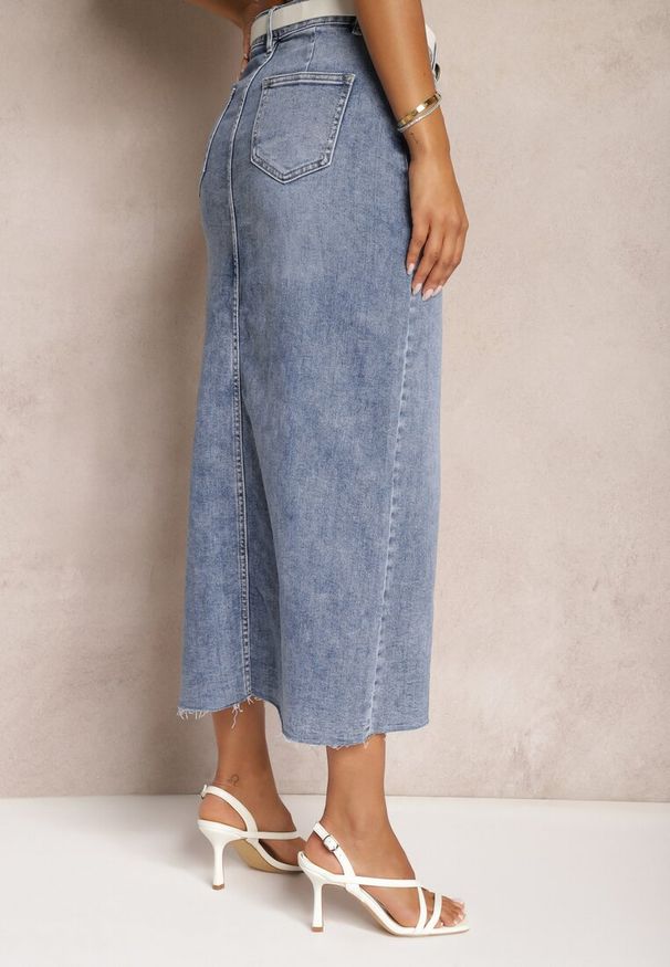 Renee - Niebieska Jeansowa Spódnica Midi Abexa. Stan: podwyższony. Kolor: niebieski. Materiał: jeans. Wzór: aplikacja. Styl: elegancki