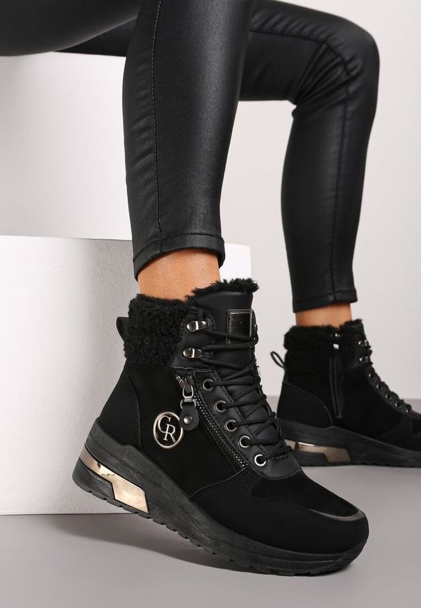 Born2be - Czarne Sneakersy na Koturnie z Wysoką Cholewką Aplikacją i Futerkiem Typu Baranek Sinirithe. Wysokość cholewki: przed kolano. Kolor: czarny. Materiał: futro. Szerokość cholewki: normalna. Wzór: aplikacja. Obcas: na koturnie