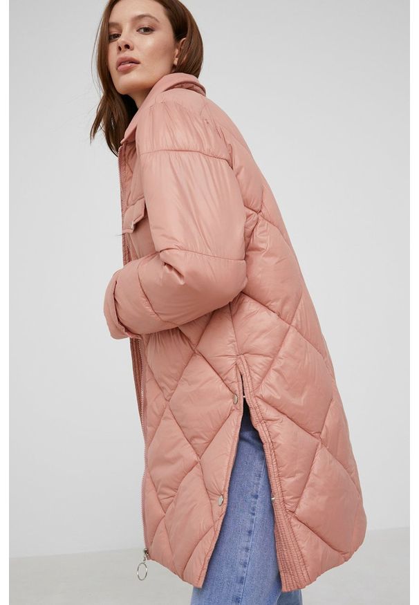 Answear Lab kurtka damska kolor różowy zimowa. Okazja: na co dzień. Kolor: różowy. Materiał: materiał. Wzór: gładki. Sezon: zima. Styl: wakacyjny