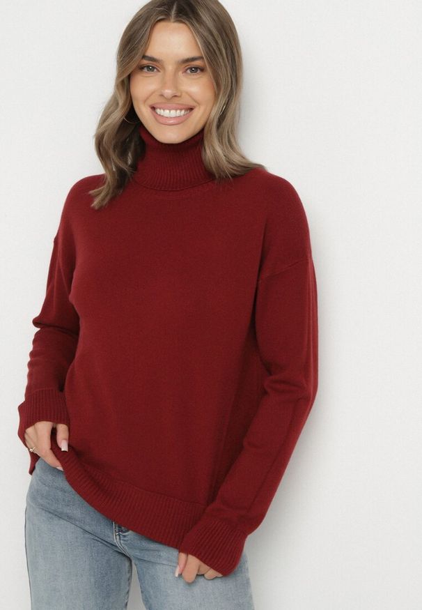 Born2be - Bordowy Golf z Domieszką Kaszmiru Ozdobiony Przeszyciami Avonella. Okazja: na co dzień. Typ kołnierza: golf. Kolor: czerwony. Materiał: kaszmir. Wzór: aplikacja. Styl: klasyczny, casual