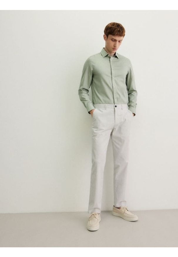 Reserved - Spodnie chino slim z lnem - jasnoszary. Kolor: szary. Materiał: len