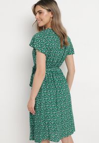 Born2be - Zielona Sukienka z Wiskozy z Kopertowym Dekoltem i Gumką w Talii Moanalise. Kolor: zielony. Materiał: wiskoza. Sezon: lato. Typ sukienki: kopertowe #4