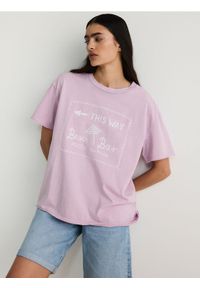 Reserved - T-shirt regular z nadrukiem - pastelowy róż. Kolor: różowy. Materiał: bawełna, dzianina. Wzór: nadruk