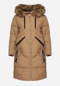 Born2be - Beżowa Kurtka Pikowana z Odpinanym Futerkiem Zivilda. Okazja: na co dzień. Kolekcja: plus size. Kolor: beżowy. Materiał: futro. Wzór: geometria. Styl: klasyczny, casual, elegancki #7