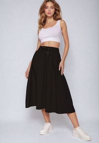 Born2be - Czarna Rozkloszowana Spódnica z Gumką w Pasie i Ściągaczem Xegelia. Okazja: na co dzień. Kolor: czarny. Styl: elegancki, casual