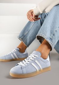 Born2be - Niebiesko-Białe Zamszowe Sneakersy Tenisówki ze Skórzaną Wkładką i Paskami Ciarilira. Okazja: na co dzień. Zapięcie: pasek. Kolor: niebieski. Materiał: skóra, zamsz #3