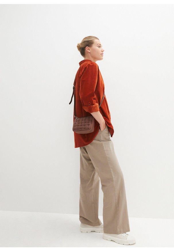 bonprix - Koszula sztruksowa z rozcięciem z boku. Kolor: brązowy. Materiał: sztruks