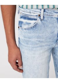 Wrangler - WRANGLER LARSTON MĘSKIE SPODNIE JEANSOWE DUSKY CLOUD W18SYJZ53