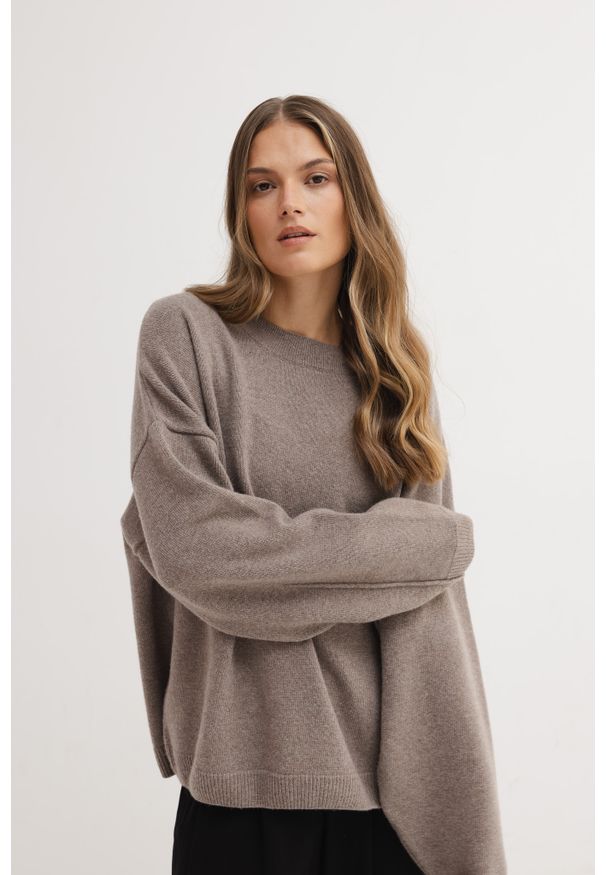 WEŁNIANY SWETER BOBBY TAUPE One size - Flawless. Okazja: na spotkanie biznesowe, do pracy, na co dzień. Materiał: wełna. Sezon: zima, jesień, lato. Styl: klasyczny, biznesowy, casual