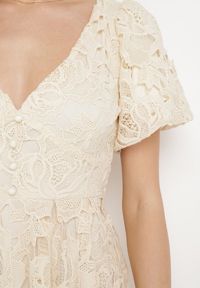 Born2be - Jasnobeżowa Sukienka Koronkowa z Krótkim Bufiastym Rękawem Ulessa. Okazja: na imprezę. Kolor: beżowy. Materiał: koronka #4