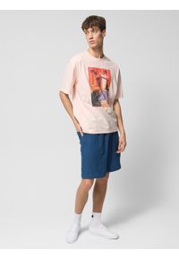outhorn - T-shirt oversize z nadukiem męski Outhorn - łososiowy. Kolor: pomarańczowy. Materiał: bawełna, dzianina, prążkowany. Długość rękawa: krótki rękaw. Długość: krótkie. Wzór: nadruk