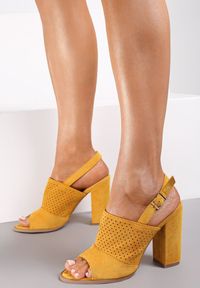 Renee - Żółte Sandały Pronadina. Nosek buta: otwarty. Zapięcie: pasek. Kolor: żółty. Wzór: ażurowy. Obcas: na obcasie. Styl: boho. Wysokość obcasa: średni
