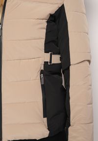 Born2be - Ciemnobeżowa Pikowana Kurtka o Taliowanym Kroju z Kapturem i Futerkiem Saginia. Okazja: na co dzień. Typ kołnierza: kaptur. Kolor: beżowy. Materiał: futro. Długość rękawa: długi rękaw. Długość: długie. Styl: casual, elegancki #3