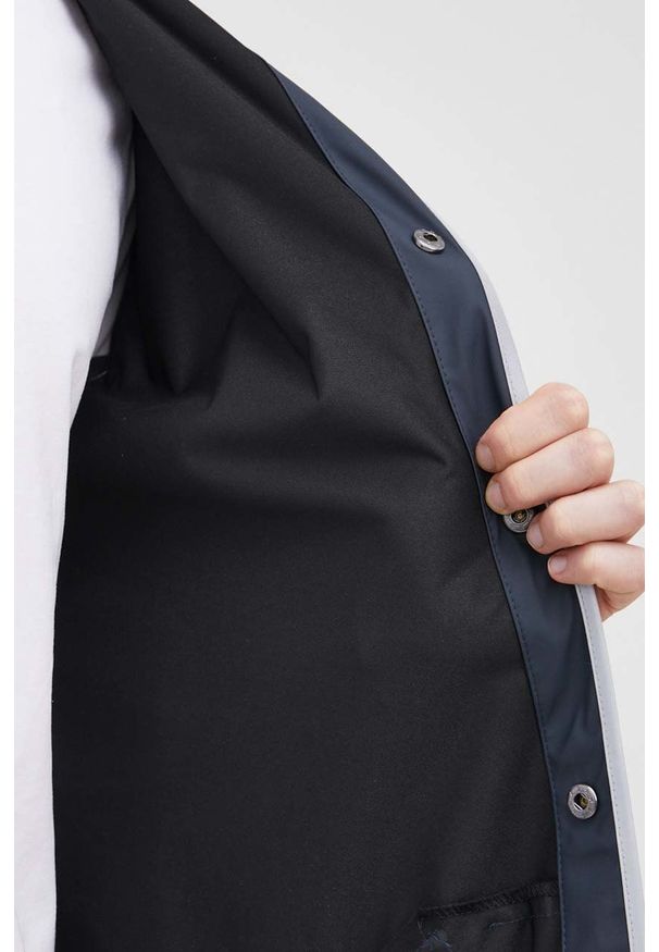 Rains kurtka przeciwdeszczowa 18540 Long Jacket Reflective kolor granatowy przejściowa. Okazja: na co dzień. Kolor: niebieski. Styl: casual