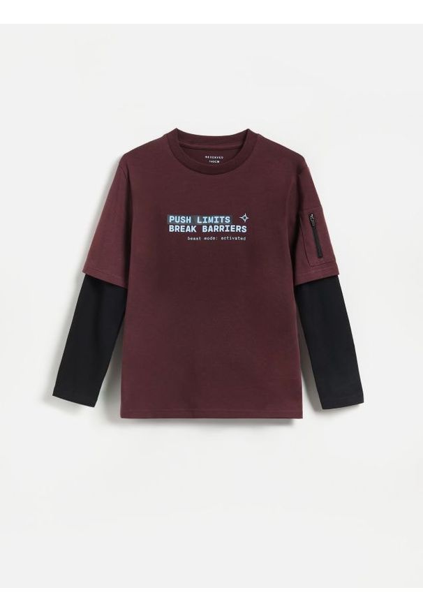 Reserved - Longsleeve z nadrukiem - mahoniowy. Kolor: brązowy. Materiał: bawełna, dzianina. Długość rękawa: długi rękaw. Wzór: nadruk