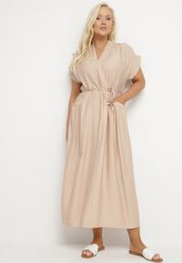 Born2be - Beżowa Wiskozowa Sukienka Pudełkowa z Cienkim Paskiem i Kieszeniami Lumivorae. Okazja: na co dzień. Kolekcja: plus size. Kolor: beżowy. Materiał: wiskoza. Typ sukienki: proste, dla puszystych. Styl: casual, elegancki #1