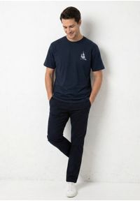 T-Shirt Męski (Relaxed Fit) - Brave Soul - Motyw Żeglarski - Granat. Okazja: na co dzień. Kolor: niebieski. Materiał: bawełna. Wzór: nadruk. Sezon: lato, wiosna. Styl: casual #7