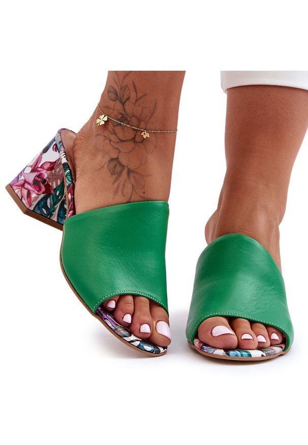 Damskie Skórzane Klapki Na Obcasie Lewski Shoes 3209/K Zielone. Kolor: zielony. Materiał: skóra. Wzór: aplikacja, gładki. Sezon: lato. Obcas: na obcasie. Styl: elegancki. Wysokość obcasa: średni