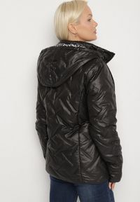 Born2be - Czarna Pikowana Kurtka z Kapturem i Podszewką w Panterkę Felandre. Okazja: na co dzień, na spacer. Typ kołnierza: kaptur. Kolekcja: plus size. Kolor: czarny. Materiał: jeans. Wzór: motyw zwierzęcy. Styl: klasyczny, casual #6