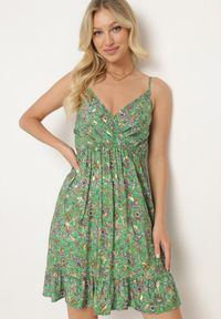 Born2be - Zielona Wiskozowa Sukienka na Ramiączkach z Kopertowym Dekoltem i Gumką w Pasie Dimiette. Okazja: na co dzień. Typ kołnierza: dekolt w kształcie V. Kolor: zielony. Materiał: wiskoza. Długość rękawa: na ramiączkach. Typ sukienki: kopertowe. Styl: casual #1