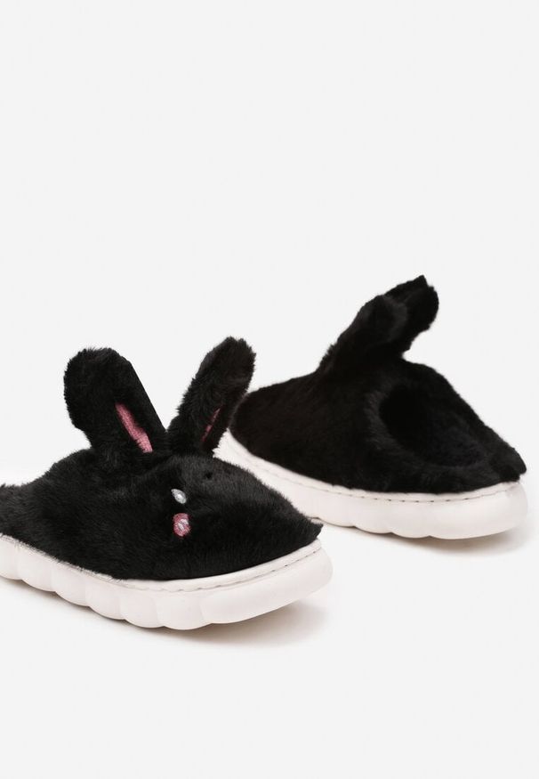 Born2be - Czarne Kapcie Króliczki Vices na Grubej Tłoczonej Podeszwie z Futerkiem Ecassavia. Okazja: na co dzień. Kolor: czarny. Materiał: futro. Styl: casual