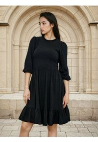 Sinsay - Sukienka z marszczeniami i falbanką - czarny. Kolor: czarny #1