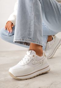 Renee - Białe Sneakersy na Platformie z Tweedowym Zdobieniem i Perforacją Dioseleia. Okazja: na co dzień. Kolor: biały. Materiał: jeans. Wzór: aplikacja. Obcas: na platformie #1