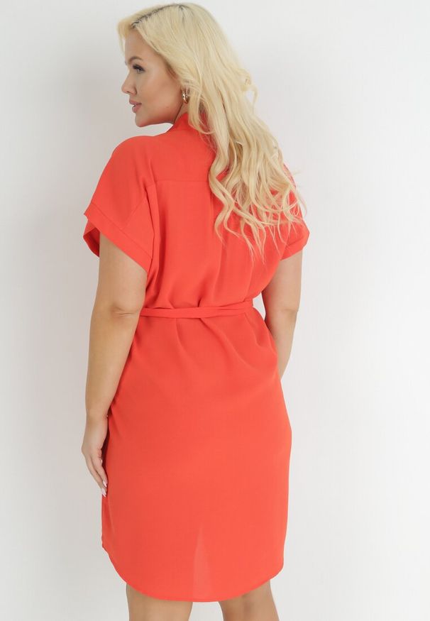 Born2be - Pomarańczowa Koszulowa Sukienka z Krótkim Rękawem i Wiązaniem w Pasie Mistie. Kolekcja: plus size. Kolor: pomarańczowy. Materiał: materiał. Długość rękawa: krótki rękaw. Wzór: gładki. Sezon: lato, wiosna. Typ sukienki: koszulowe. Długość: midi