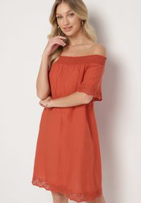 Born2be - Pomarańczowa Bawełniana Sukienka Hiszpanka z Ażurowymi Zdobieniami Filissa. Okazja: na co dzień. Typ kołnierza: dekolt hiszpanka. Kolor: pomarańczowy. Materiał: bawełna. Długość rękawa: krótki rękaw. Wzór: aplikacja, ażurowy. Typ sukienki: rozkloszowane, z odkrytymi ramionami. Styl: casual #1