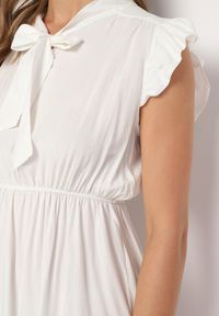 Born2be - Biała Rozkloszowana Sukienka z Wiązanym Dekoltem i Gumką w Pasie Ozdobiona Falbanką Dimonima. Kolor: biały. Materiał: bawełna, wiskoza. Wzór: aplikacja. Typ sukienki: rozkloszowane. Styl: retro, elegancki #2
