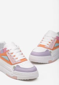 Renee - Biało-Różowe Sznurowane Sneakersy z Ekoskóry z Ozdobnymi Wstawkami Ravana. Kolor: biały #2